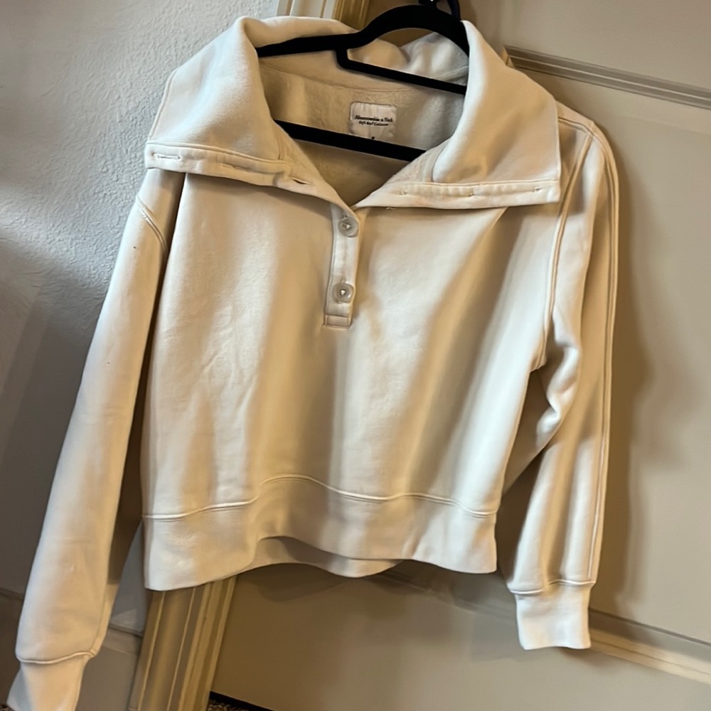 Abercrombie cream cropped sweatshirt